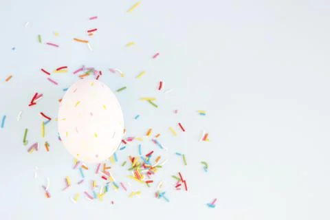 Easter eggs creative flat lay on blue background. Minimal concept. 库存照片