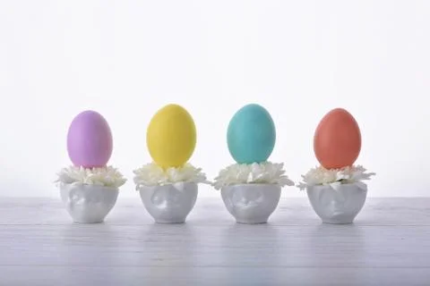 Easter eggs in cute cups 스톡 사진
