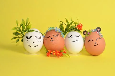 Easter eggs with cute little faces on yellow. Spring. Easter. Foto stock