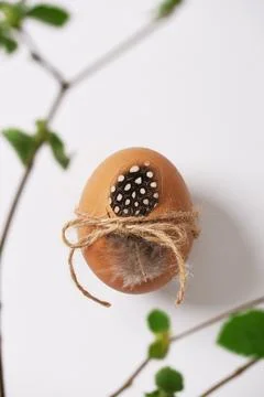 Easter eggs decorated with feathers and twine Foto stock