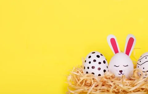 Easter eggs with dots, cute bunny face with ears, handmade. Foto stock