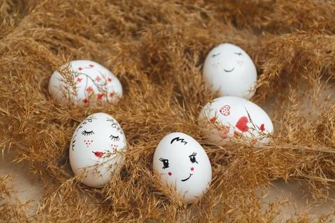 Easter eggs in dry pampas grass Foto stock