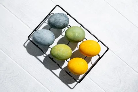 Easter eggs drying on a cooling rack after being naturally dyed with hibisc.. Foto stock