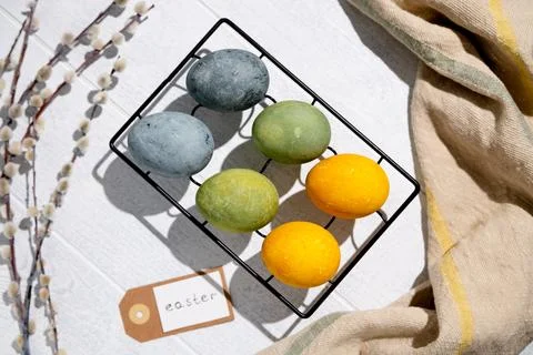 Easter eggs drying on a cooling rack after being naturally dyed with hibisc.. Foto stock
