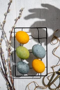 Easter eggs drying on a cooling rack after being naturally dyed with hibisc.. Foto stock
