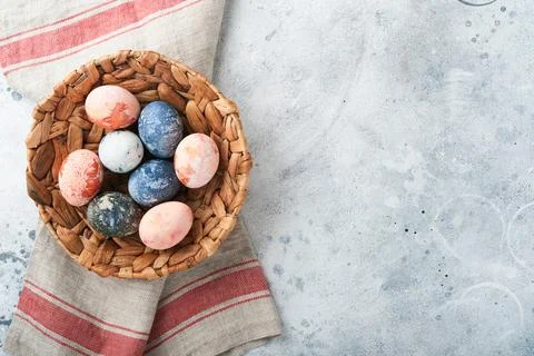 Easter eggs. Dyed Easter eggs with marble stone effect ref and blue color in  Foto stock