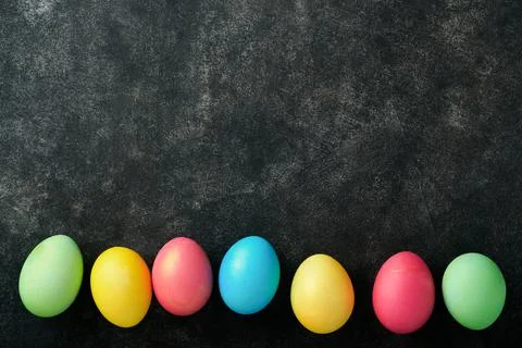 Easter eggs. Dyed Easter eggs with marble stone effect ref and blue color in  Foto stock