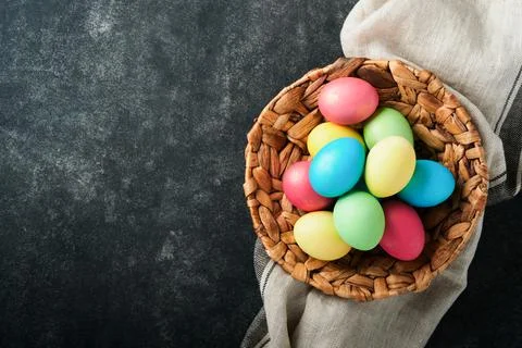 Easter eggs. Dyed Easter eggs with marble stone effect ref and blue color in  Foto stock