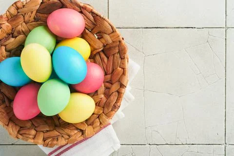 Easter eggs. Dyed Easter eggs with marble stone effect ref and blue color in  Foto stock