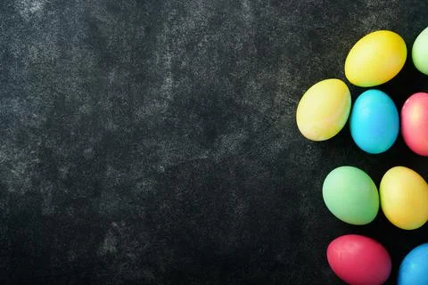 Easter eggs. Dyed Easter eggs with marble stone effect ref and blue color in  Foto stock
