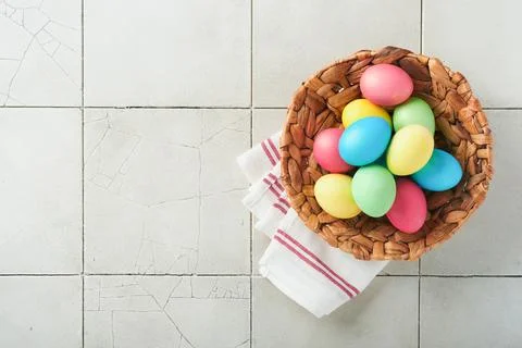 Easter eggs. Dyed Easter eggs with marble stone effect ref and blue color in  Foto stock