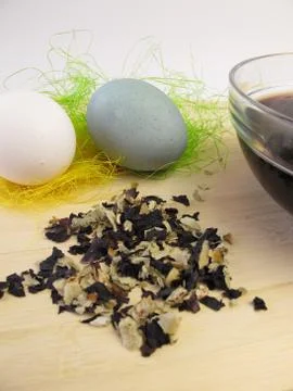Easter eggs dyed with vegetable dye from the hollyhock flowers Foto stock