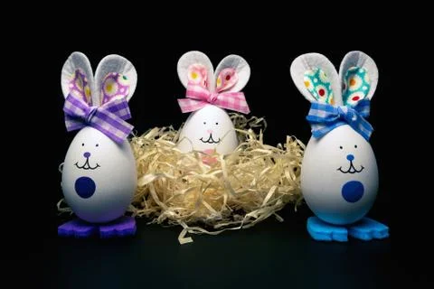 Easter eggs. Easter bunny in wood shavings. Easter symbolism Foto stock