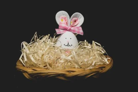 Easter eggs. Easter bunny in wood shavings. Easter symbolism Stock-Fotos