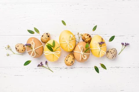 Easter eggs with flowers on a white table. Foto stock