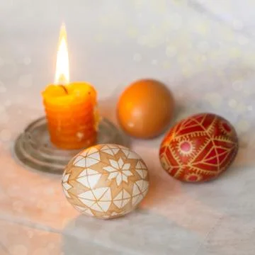 Easter eggs with geometric design painted with hot wax Foto stock
