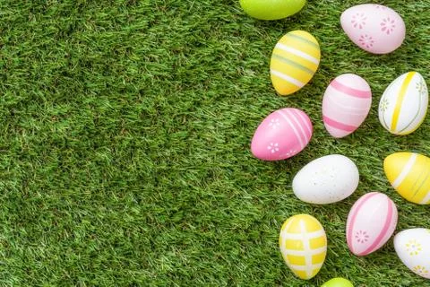 Easter eggs on the grass with copyspace 库存照片
