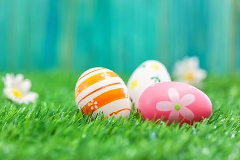Easter Eggs on a green grass  Foto stock