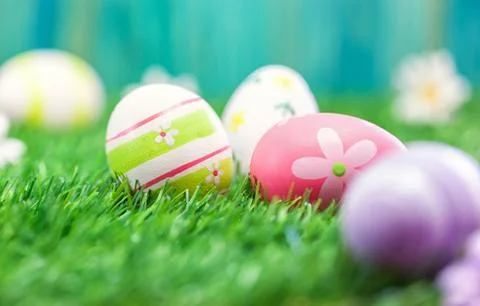 Easter Eggs on a green grass  Foto stock