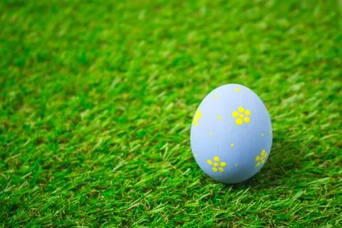 Easter eggs on the green grass. Foto stock