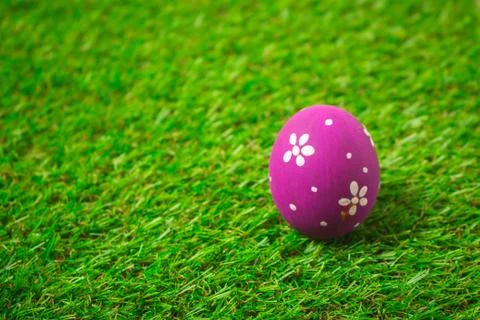 Easter eggs on the green grass. Foto stock