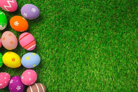 Easter eggs on the green grass. Foto stock
