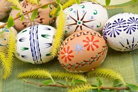Easter Eggs On The Green Tablecloth Foto stock