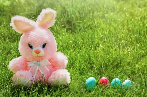 Easter eggs hiding in the grass with rabbit Foto stock