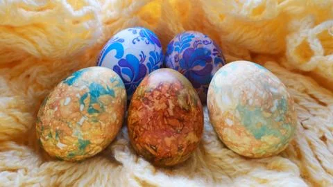 Easter eggs on a knitted napkin Foto stock