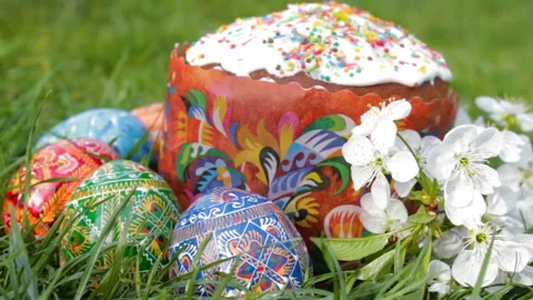 Easter eggs with a Kulich on the grass Vidéo 127219364