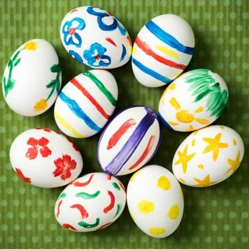 Easter eggs lie on a green background Stock-Fotos