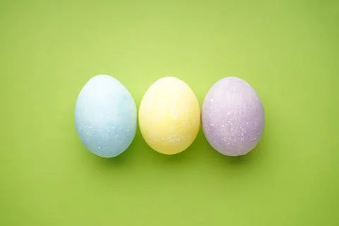 Easter eggs on light green background, top view Foto stock