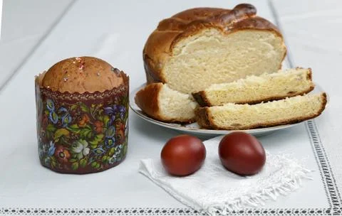 Easter eggs on the napkin and cake . Stock Photos