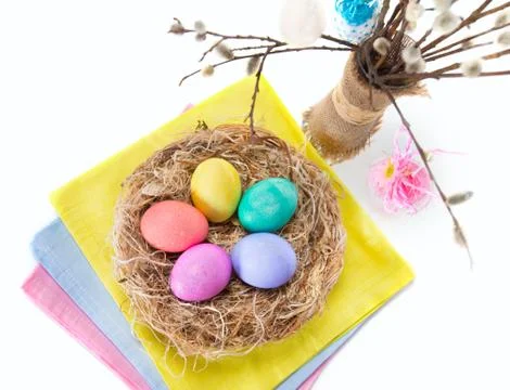 Easter eggs in the nest and tulip flowers Stock-Fotos
