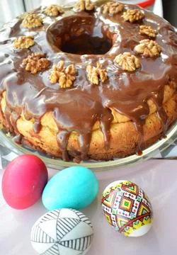 Easter Eggs in Nest with Feathers on Blue Background, Flat Lay Stock-Fotos
