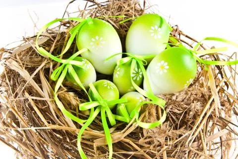Easter eggs in nest Stockfoto's