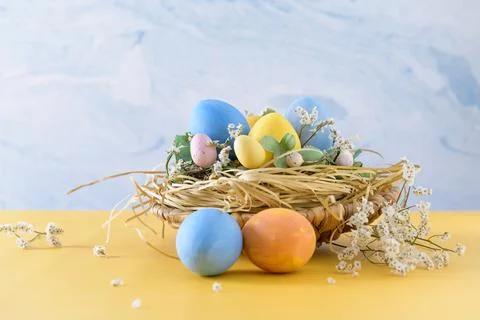 Easter eggs in nest Foto stock