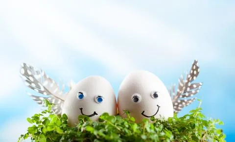 Easter eggs in nest on sky background. Stockfoto's