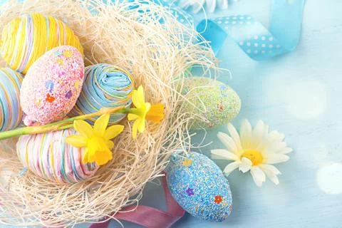 Easter eggs in the nest with spring flowers over wooden background 스톡 사진