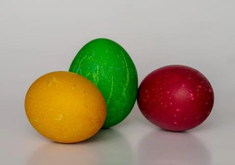 Easter eggs painted in different colors with unusual patterns on a white ba.. Foto stock