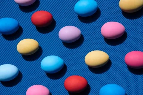 Easter eggs on pastel background. Creative easter concept. Foto stock