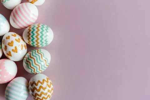 Easter eggs in pastel colors with a pattern on a pink background. 스톡 사진