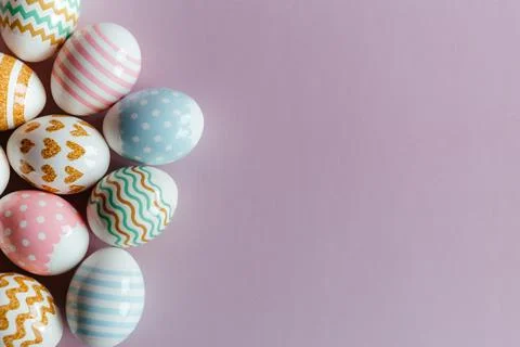 Easter eggs in pastel colors with a pattern on a pink background. 스톡 사진