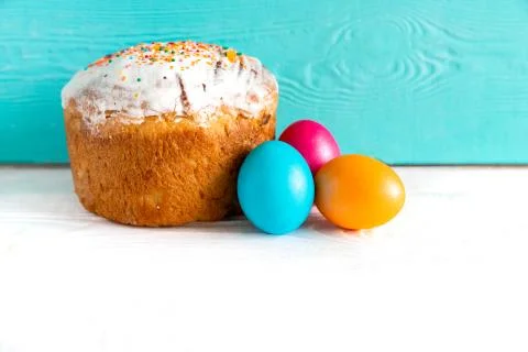 Easter Eggs with Pie on a Bright Blue Background. Easter. Copy Space Foto stock