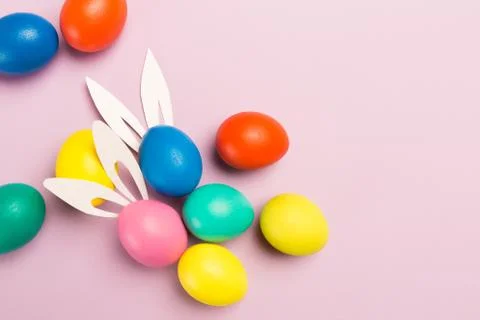 Easter eggs on pink background, top view 스톡 사진