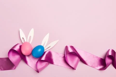 Easter eggs on pink background, top view 스톡 사진