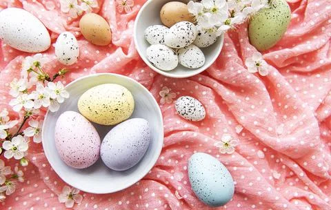 Easter eggs on pink polka dot background with spring cherry blossom Foto stock