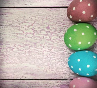 Easter eggs on pink wooden Stockfoto's