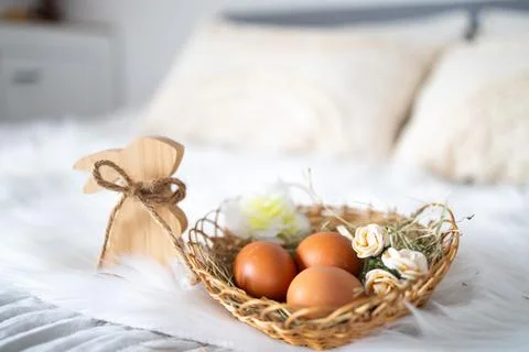 Easter eggs placed in a decorative nest, symbolizing spring celebration Stockfoto's