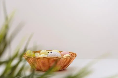 Easter eggs in plate Foto stock